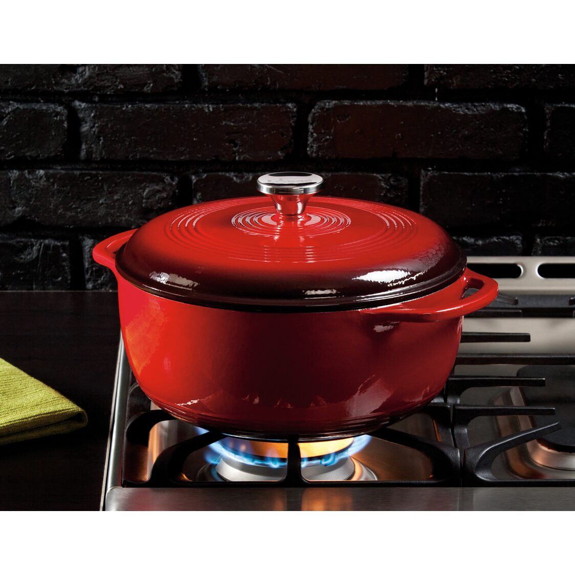 https://media.metro.sg/ProductImages/0637b86e-d5bb-433b-b6e9-32c7d205d34a/3/std/lodge-6-quart-red-enameled-cast-iron-dutch-oven-231030095353.jpg