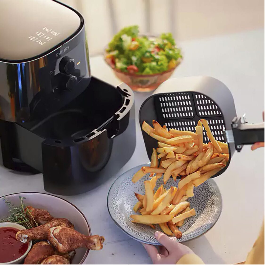 https://media.metro.sg/ProductImages/e19922d4-3bc2-4030-bb99-39388e01d183/6/std/philips-essential-air-fryer-with-rapid-air-technology-hd920091-230815112156.jpg